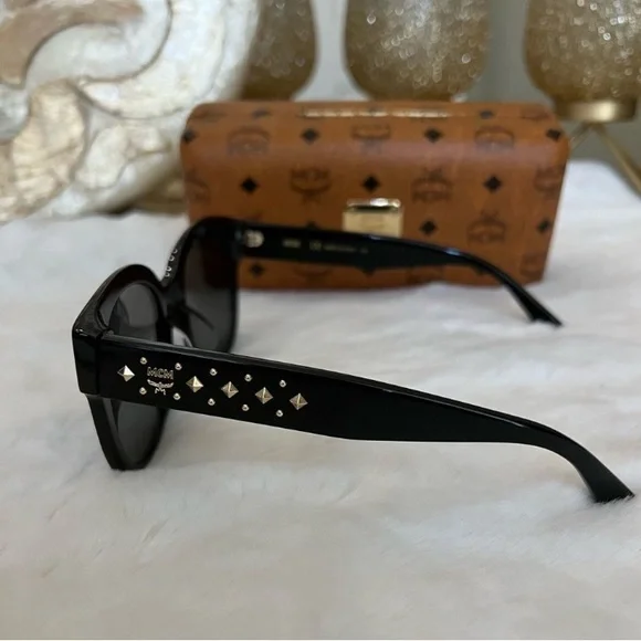 NWOT Ladies MCM Black Sunglasses With Original Case And Cloth - Picture 10 of 11